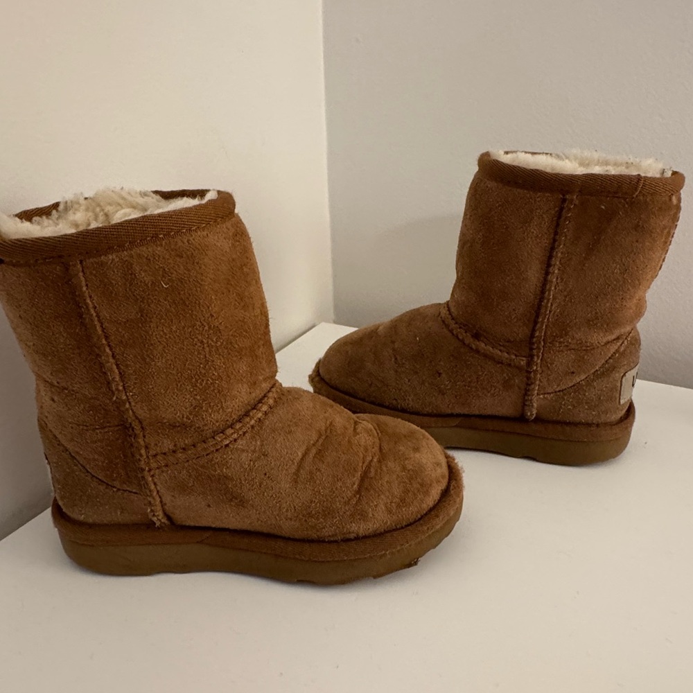 Toddler Ugg Boots - size 9 - Picture 5 of 10